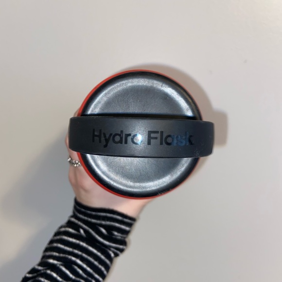 SOLD🌟 Red 32oz Hydroflask - Picture 7 of 7
